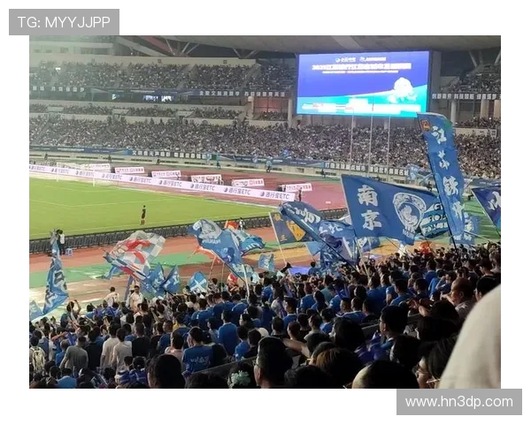 南通队启程南京备战苏超总决赛 球迷列队送行气氛热烈